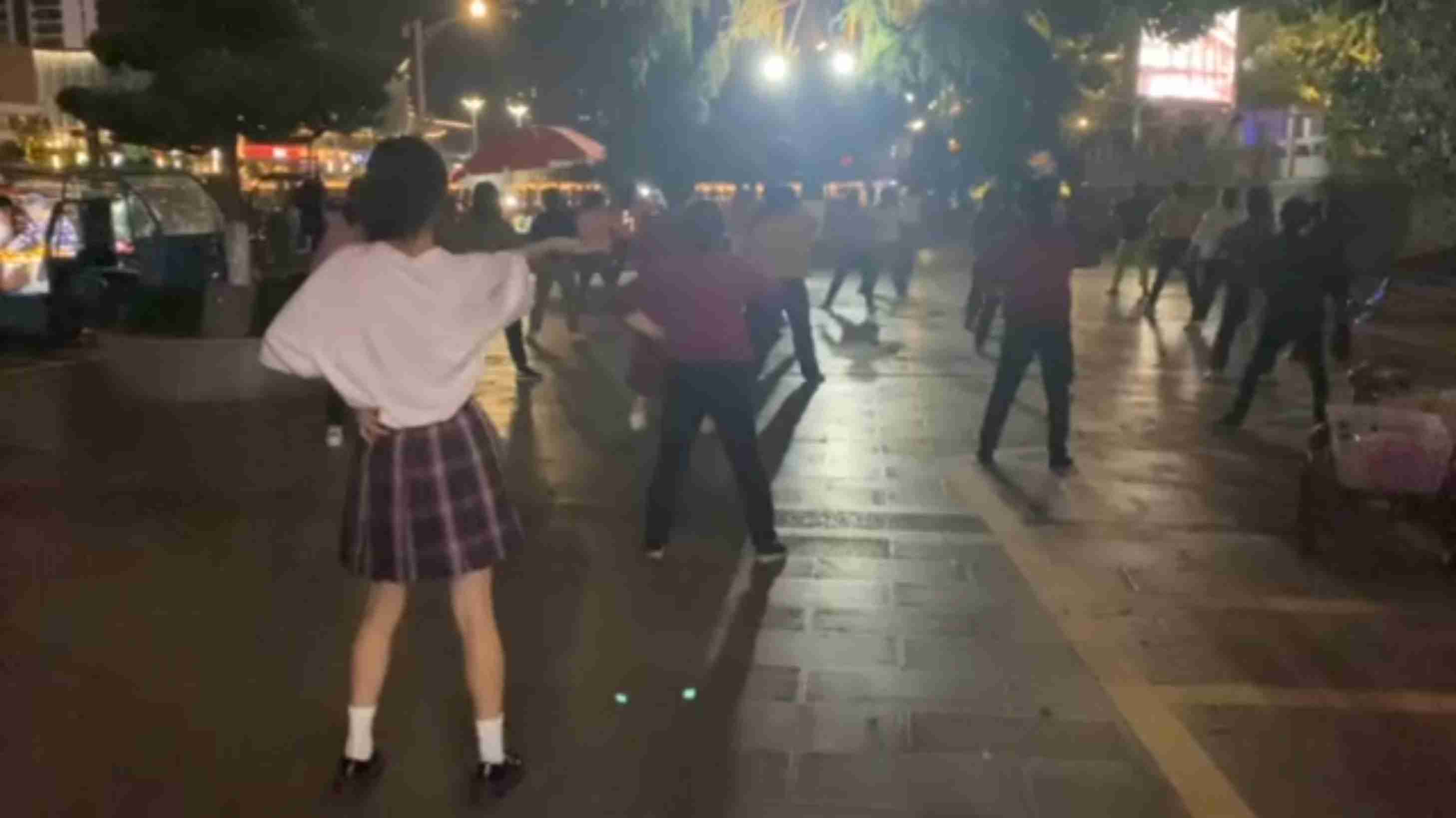 混入广场舞队伍