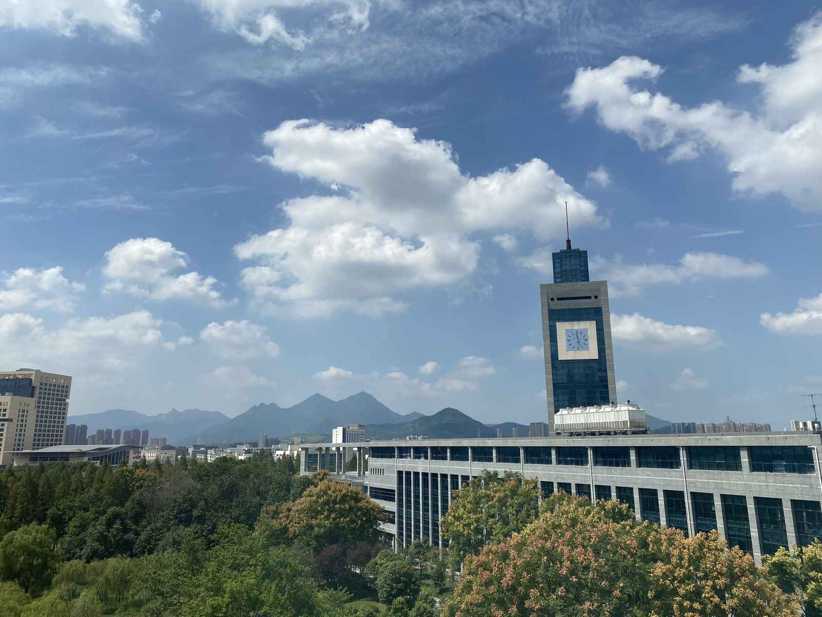 阳光下的学子广场